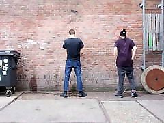 Ein Girl und 2 Typen pissen an die Wand!