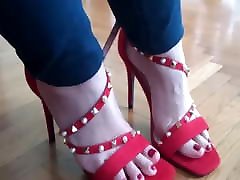 लाल जूते के साथ पैर