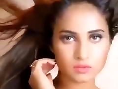 Eting lips bf gf tube retro di kiss video Indian girl