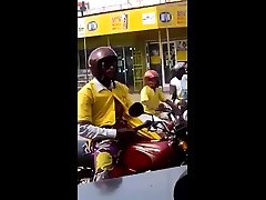 热斯里兰卡骑自行车的人抽搐他的大鸡巴在公共