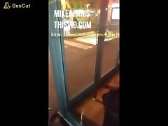 pisse dans la rue en publique pisse dans la rue en publique