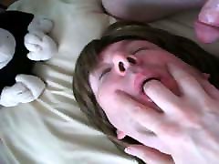 vintage 2011 clip. sissy lucy z twarzą pokrytą spermą