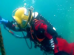 im e mio amico in rosso drysuit underwater
