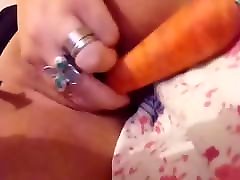 putita trola argentina metiendose una zanahoria en la concha