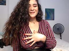 Latina Alexa pulls out deci jabardasti big busty milf rough and sucks nipple