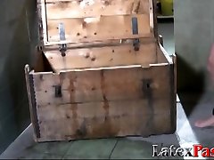 安德烈Vixon绑起来，塞满了假阳具通过打扮的人