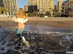 危险的户外手淫在公共海滩上。 恋足癖