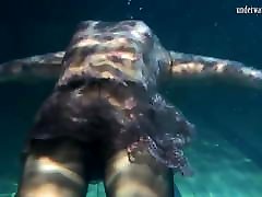 ubrana podwodna piękność bulava lozhkova pływanie nago