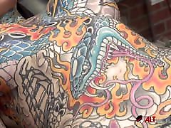 tiger lilly ottiene un tatuaggio sulla fronte mentre nudo