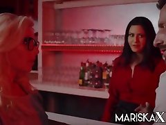 Mariska offers her friend Tina to Pascal