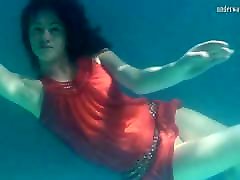 rot gekleidete meerjungfrau rusalka schwimmen im pool
