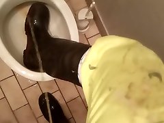 booted worker piss at hiy sexy girl restroom