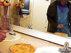 زیبا و دلفریب, همجنس باز و شکست استرالیا, گی, اولین بار, سرقت