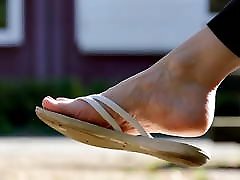 feet 060-mädchen sohlen ausgesetzt, während das tragen von flip-flops