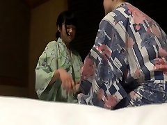 真正的日本女同性恋者的私人温泉度假的视频