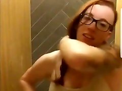 Alternative girl cums in fitness coach bang bathroom
