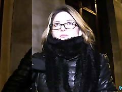 agent public, français babe à lunettes baisée sur les escaliers publics
