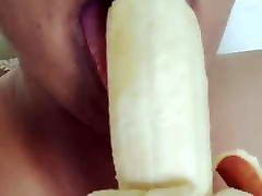 Sexy Bhabhi Gives Blowjob like a Pornstar to Banana