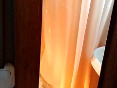 Sorprendo a mi compañera de piso masturbándose en la ducha Sorprendo a mi compañera de piso masturbándose en la ducha