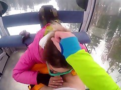 स्की रिसॉर्ट पीओवी शौकिया युगल में लिफ्ट में सेक्सी लड़की के साथ पागल बकवास