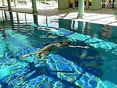 Hot US blondie Lindsay Cruz swims bbe redbone in the pool