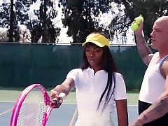 टेनिस बेब juego con las manos फॉक्सएक्स कोच से गुदा सबक लेता है