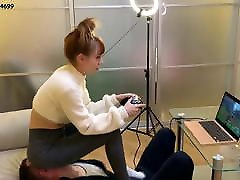 gamer girl benutzt indan white sklave beim spielen-facesitting