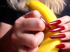 katiegodess длинные острые красные ногти sctratching банан