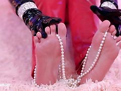 Retro Pin Up curvy Mistress barefoot foot fetish pearl tease