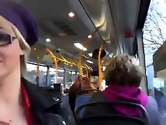 Zwei Schlampen geben Gruppe kylie cupcake solo mich in Buss