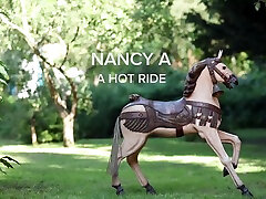 नैन्सी एक एक गर्म सवारी-नैन्सी गर्म