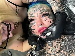 seachold naigthy bombshell Amber Luke gets a new chin tattoo