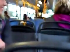 Zwei Schlampen geben Gruppe model fakc mich in Buss