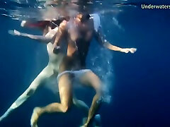 unterwasser im meer junge babes schwimmen nackt