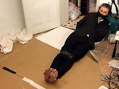 जॉन स्टोन में निर्बल व्यापारी बाध्य और गला घोट दिया-बीडीएसएम समलैंगिक बंधन वीडियो में एक बिजनेस सूट