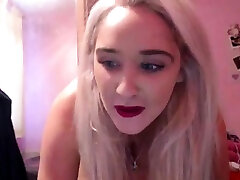 Blond british ara egy webcam