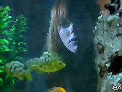लूना कोराजोन और सोफे पर एक घुंघराले group underwater समलैंगिक और एक सफेद लड़की प्यार कर रही है