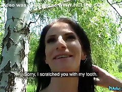 busty babe guadagna il suo denaro da equitazione cazzo sotto gli alberi-thomas hyka e choky ghiaccio