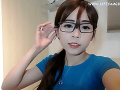 junge 18-jährige asiatische mädchen zeigt ihr darken shades of elies in der online-video-übertragung