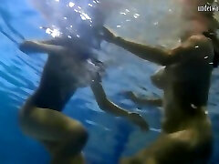 teens und solo teen babe schwimmen unter wasser im pool