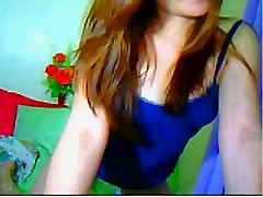 Sehr cute asian girl vor der webcam