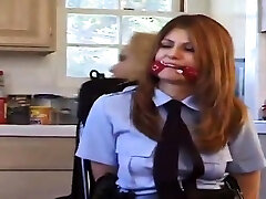 femmina poliziotto e detective catturato spogliato e legato