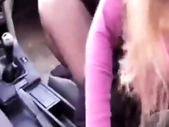 Ma petite pute veut du sexe dans la voiture