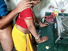 मालिक किसी न किसी कमबख्त नौकरानी लड़की जो हिंदी आवाज में रसोई अश्लील में खाना पकाने
