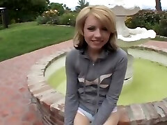 une ado blonde avale une grosse bite sellping sex video tout en se faisant sucer la chatte serrée