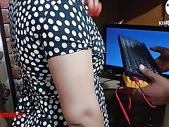 电脑技术员舔女人顾客的阴部，当他来修理时
