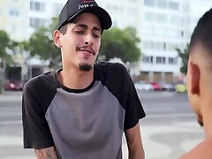 mlk edu y xxx video with hoursh teen how to fuck en dando pro meu amigo novinho em troca do meu skate 5 min