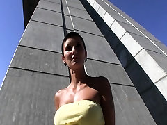 Сексуальная Чешская девушка с идеальным телом платят за секс в общественных