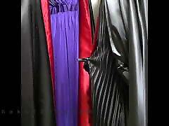 masturbacja z czarną satynową plisowaną jednoczęściową sukienką