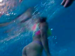 mujer parka vintagee nadando bajo el agua